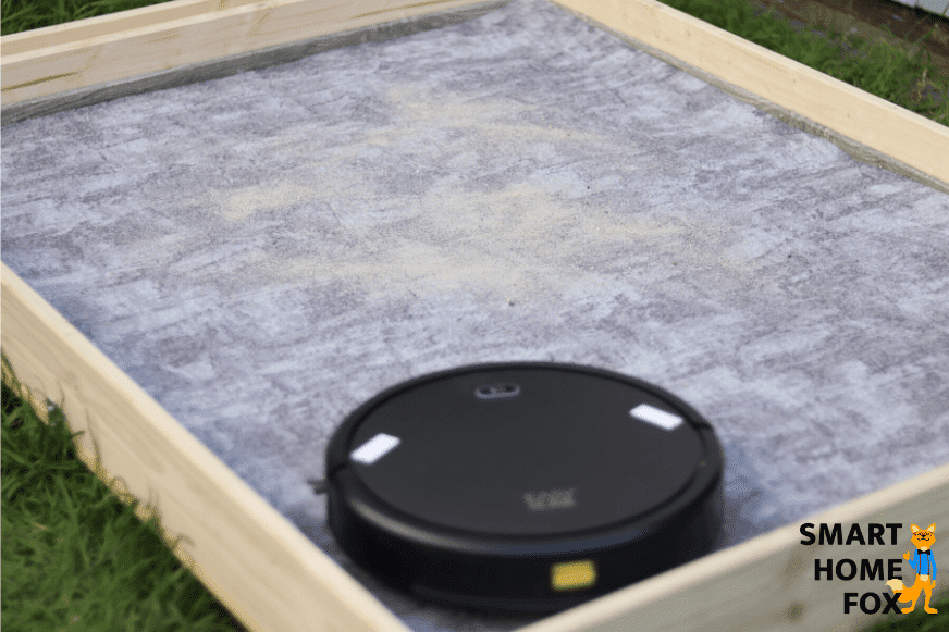 Easy Home Saugroboter von Aldi beim Sand Saugtest auf niedrigem Teppich